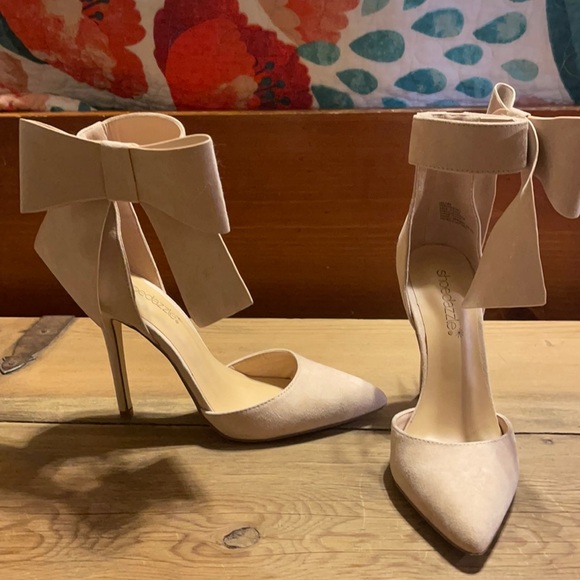 Shoe Dazzle Shoes - Shoe Dazzle Nude Suede Closed Toe Heels . Size  8. Gently Used…